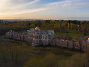 7 Potret Istana Megah yang Kalahkan Buckingham: Terbengkalai-Berhantu