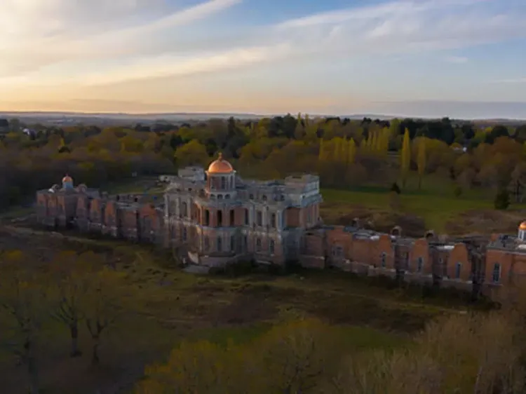 7 Potret Istana Megah yang Kalahkan Buckingham: Terbengkalai-Berhantu