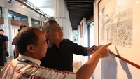 Sekretaris Jenderal DPP PDI Perjuangan (PDIP) Hasto Kristiyanto menyambangi pameran lukisan Budi Ubrux bertajuk ‘Ratu Adil’ di Bentara Budaya Jakarta, Palmerah, Jakarta Pusat, Senin (15/1/2024).