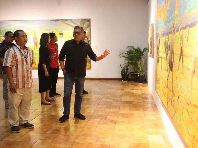 Hasto Kristiyanto Dibuat Kagum Pameran Lukisan Ratu Adil Karya Budi Ubrux