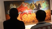 Sebelum berkeliling melihat pameran lukisan, Hasto sempat menyaksikan tayangan video yang berisi putaran video dari pelukis Budi Unrux.