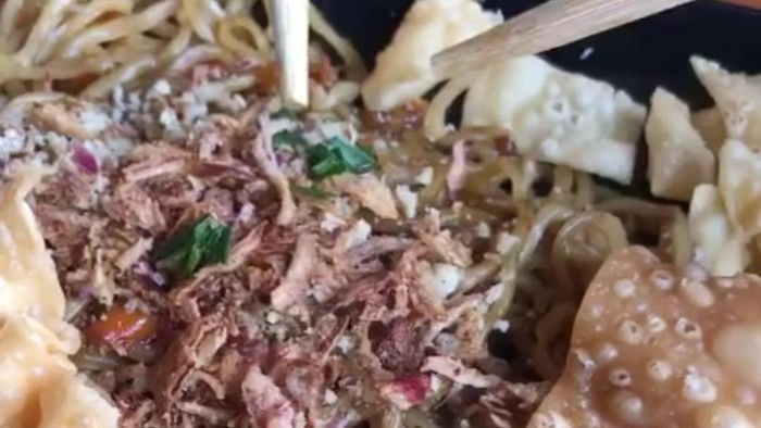 Heboh temuan belatung di sajian mi.