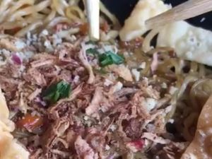 Hii.. Ada Belatung Menggeliat dalam Sepiring Mi di Cirebon