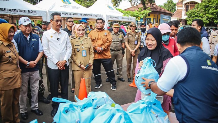 Heru Budi tinjau program sembako murah di Jakarta Timur