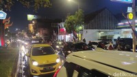 Akibat hujan cukup deras dan mengakibatkan anjir di sejumlah ruas jalan. Kemacetan pun tidak terhindarkan.