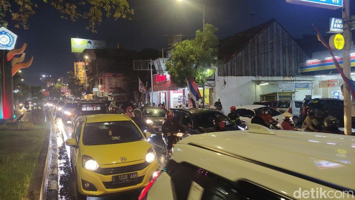 Sejumlah ruas jalan di Sidoarjo tergenang banjir, setelah diguyur hujan cukup lebat hampir dua jam, Senin (16/1/2024).