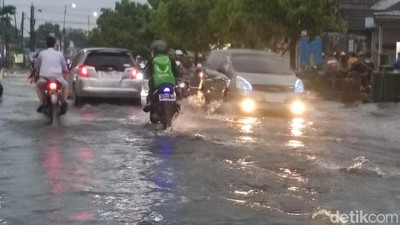 Diguyur Hujan Deras Jalanan di Sidoarjo Terendam Banjir