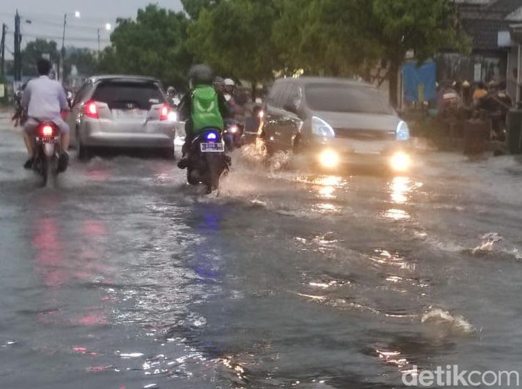 Diguyur Hujan Deras Jalanan di Sidoarjo Terendam Banjir