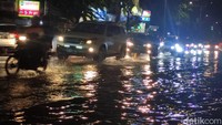 Hujan deras membuat beberapa kawasan banjir. Salah satunya di kawasan Jalan Majapahit dari arah Porong menuju Sidoarjo Kota.