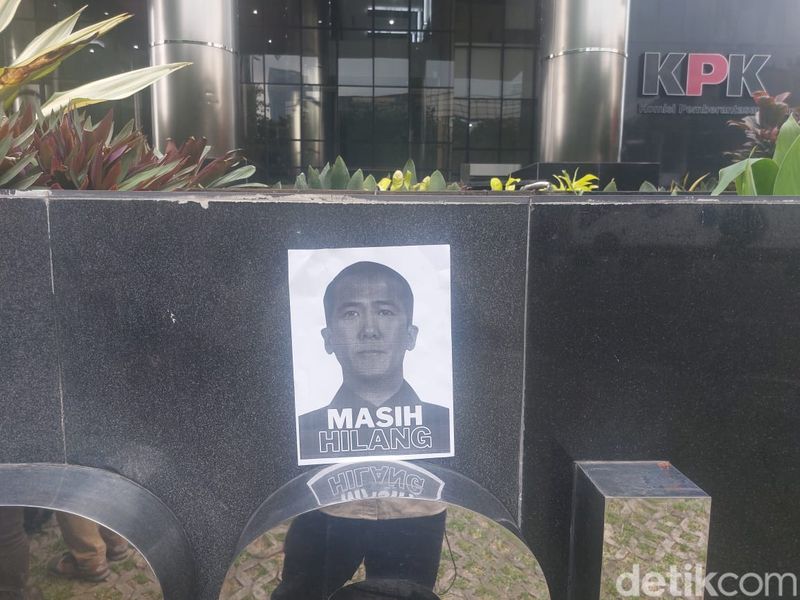 ICW berdemonstrasi di depan Gedung KPK, 15 Januari 2024. (Yogi Ernes/detikcom)