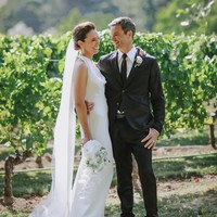 Jacinda menambahkan penampilannya dengan veil yang menjapu lantai. Dalam foto-foto pernikahannya, Jacinda dan Clarke tampak begitu serasi berjalan di tengah kebun yang menjadi tempat pernikahan mereka.  Foto: Felicity Jean Photography