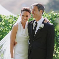 Wanita 43 tahun itu menggunakan gaun putih dari Juliette Hogan. Gaun berpotongan lurus tersebut tampak simple dan klasik.’ Foto: Felicity Jean Photography