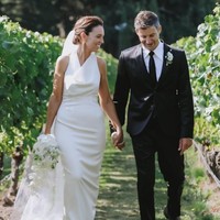 Sempat batal menikah karena Covid 19, keduanya kini telah resmi menjadi suami dan istri. “Worh the wait,” begitu tulisnya dalam unggahan di Instagramnya.  Foto: Felicity Jean Photography