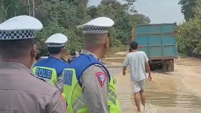 Jalan lintas Sarolangun-Jambi terendam banjir