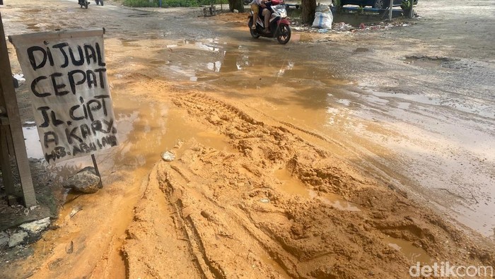 Jalan rusak di Pekanbaru, Riau dijual warga. (Raja Adil Siregar/detikSumut)