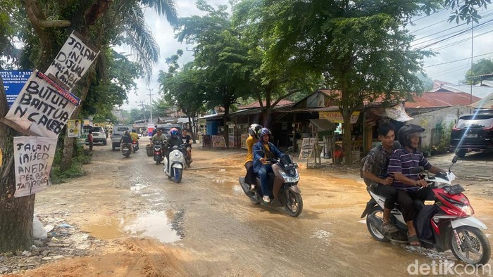 Jalan rusak di Pekanbaru, Riau dijual warga. (Raja Adil Siregar/detikSumut)