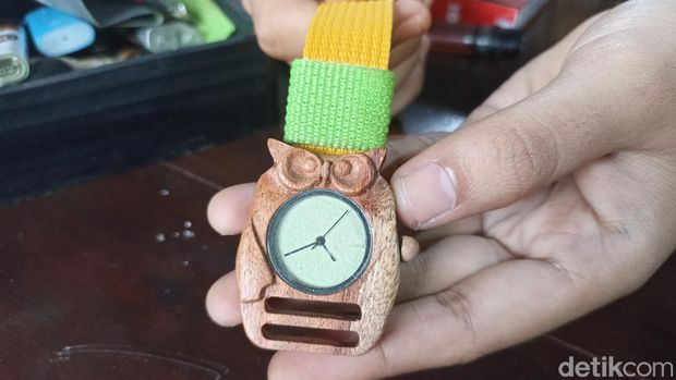 Jam tangan kayu estetik buatan Blitar