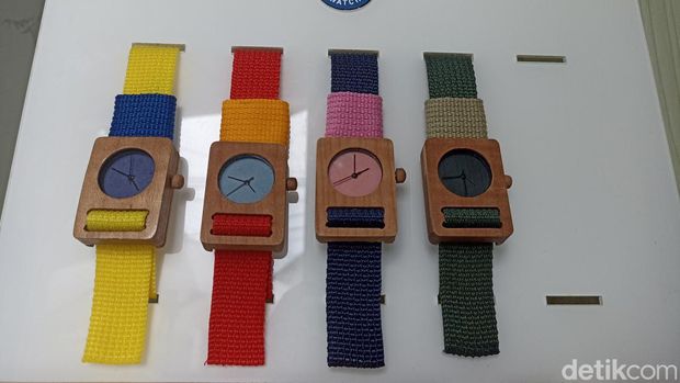 Jam tangan kayu estetik buatan Blitar