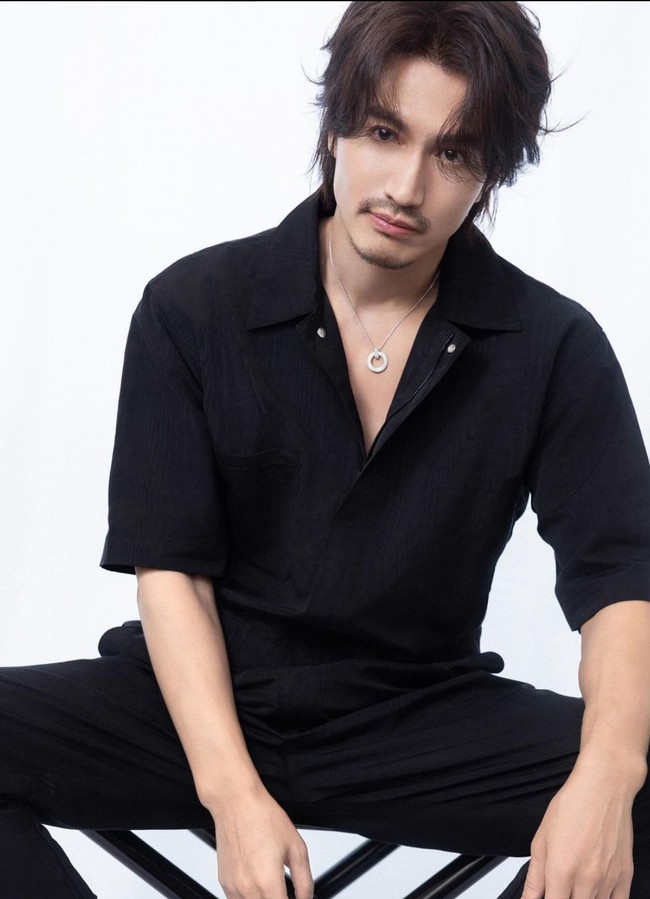 Tampil beda, Jerry Yan kini berkumis dan berjenggot tipis. Gayanya itu membuat penampilan Jerry jadi semakin manly. Foto: Instagram/@jerry_yan_official