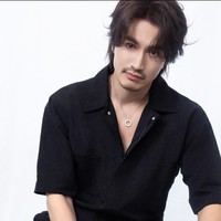 Tampil beda, Jerry Yan kini berkumis dan berjenggot tipis. Gayanya itu membuat penampilan Jerry jadi semakin manly. Foto: Instagram/@jerry_yan_official