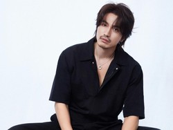 7 Foto Terbaru Jerry Yan di Usia 47 Tahun, Makin Manly Dengan Kumis & Jenggot