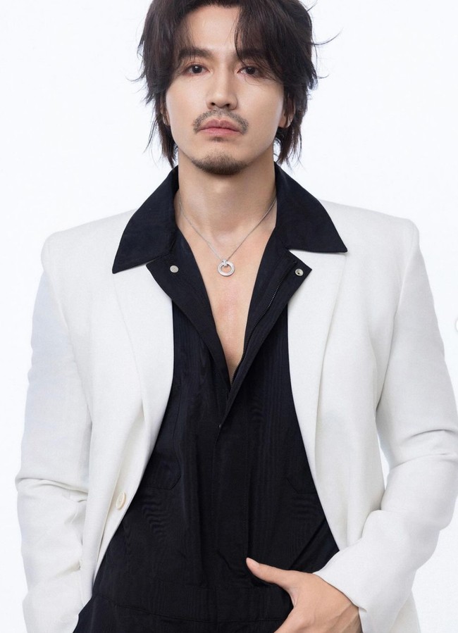 Mengenakan kemeja hitam dipadukan dengan blazer putih, Jerry tampil menawan. Ditambah dengan kumis dan jenggot tipis, penampilannya jadi terlihat semakin macho. Foto: Instagram/@jerry_yan_official