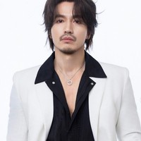 Mengenakan kemeja hitam dipadukan dengan blazer putih, Jerry tampil menawan. Ditambah dengan kumis dan jenggot tipis, penampilannya jadi terlihat semakin macho. Foto: Instagram/@jerry_yan_official