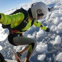 Jessica sendiri tidak mengungkap alasan atau detail dari kecelakaan yang dialaminya. Tapi wanita tersebut sebelumnya sering menampilkan gayanya bermain sky diving dan ski. Dikatakan jika ia akan menceritaknnya lebih lanjut setelah operasi ketiga. Foto: Instagram Jessica Du