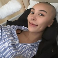 Jessica tentu mengejutkan publik dengan kabar terbarunya itu. Dalam postingan di Instagram, ia tampak berbaring di tempat tidur rumah sakit. Masih menampilkan wajah tersenyum, ternyata ia mengalami kondisi yang serius. Jessica bahkan harus kehilangan tangan kanannya yang diamputasi. Foto: Instagram Jessica Du