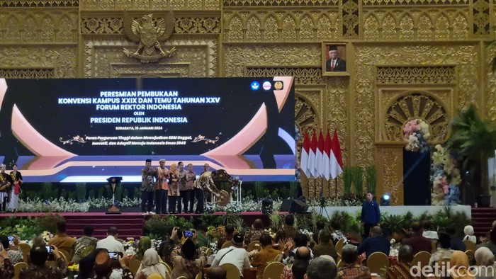 Jokowi meresmikan Forum Rektor Indonesia di Unesa