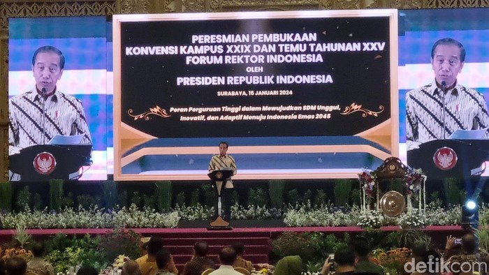 Jokowi saat membuka Konvensi XXIX dan Temu Tahunan XXV Forum Rektor Indonesia di Universitas Negeri Surabaya (Unesa) kampus Lidah Wetan Surabaya