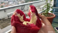 Bomboloni varian red velvet cheese yang menarik perhatian. Warna bomboloninya merah merona dengan isian krim keju yang melimpah. Teksturnya juga sangat empuk, enak untuk dijadikan camilan. Foto: detikFood/Yenny Mustika Sari