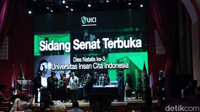 Jusuf Kalla (JK) menghadiri sidang senat terbuka dalam rangka Dies Natalis ke-3 Universitas Insan Cita Indonesia (UICI). (Tiara/detikcom)
