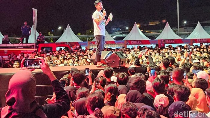 Ketua Umum PSI Kaesang Pangarep memperkenalkan boneka barunya dalam konser Prabu di Lapangan Parkir Artos Mall Magelang, Senin (15/1/2024).