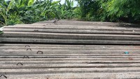 Tidak hanya itu, detikcom juga menemui adanya tumpukan sheet pile beton yang disebut-sebut merupakan sisa proyek revitalisasi kali tersebut. Tumpukan sheet pile beton ini terletak tepat di area pemakaman sebelah kali yang berada di samping jembatan rel kereta Tanah Abang-Rangkasbitung.