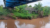 Gundukan-gundukan ini terlihat terutama saat menyisir kawasan TPU Tanah Kusir. Kondisi ini juga terlihat saat melintasi jembatan di Jln. RC Veteran Raya, maupun saat menyusuri Jln. Inspeksi.