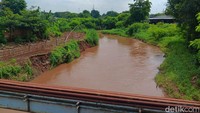 Dijelaskan, proyek terpaksa terhenti lantaran Pemprov DKI belum juga membebaskan lahan milik sebuah yayasan untuk pembangunan turap dan jalan inspeksi. Kondisi ini disebut-sebut menjadi salah satu biang kerok penyebab banjir di kawasan tersebut.