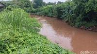 Saat berusaha mengitari kali tersebut, terlihat sebagian besar sisi kanan dan kiri kali tersebut sudah menyempit beberapa meter lantaran banyaknya gundukan tanah yang menumpuk. Tumpukan tanah ini memiliki lebar yang berbeda-beda di setiap titik.