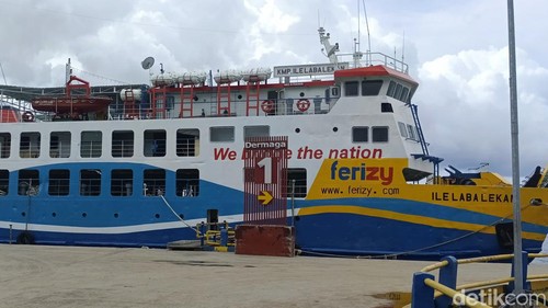 Kapal ASDP yang sandar di Pelabuhan Bolok, Kupang, NTT.