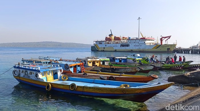 Kapal ASDP yang sandar di Pelabuhan Bolok, Kupang, NTT.