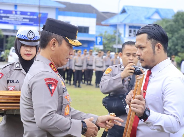 Kapolda Jambi beri penghargaan terhadap polisi yang menangkap sipir yang terlibat peredaran 52 Kg sabu