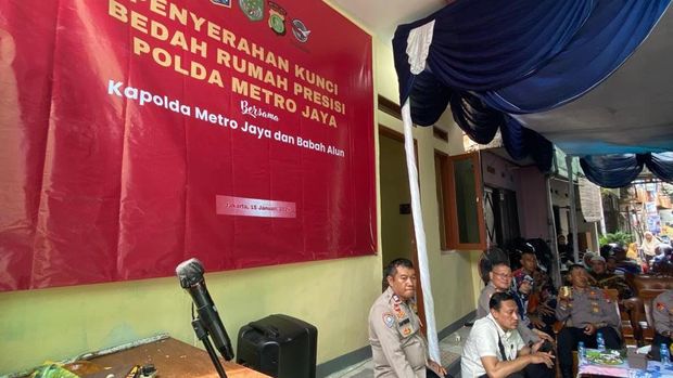 Kapolda Metro Jaya Irjen Karyoto meresmikan bedah rumah warga di Tebet, Jaksel.