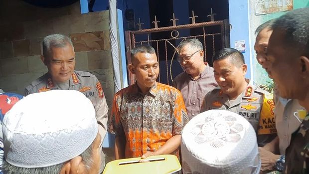 Kapolda Metro Jaya Irjen Karyoto meresmikan bedah rumah warga di Tebet, Jaksel.