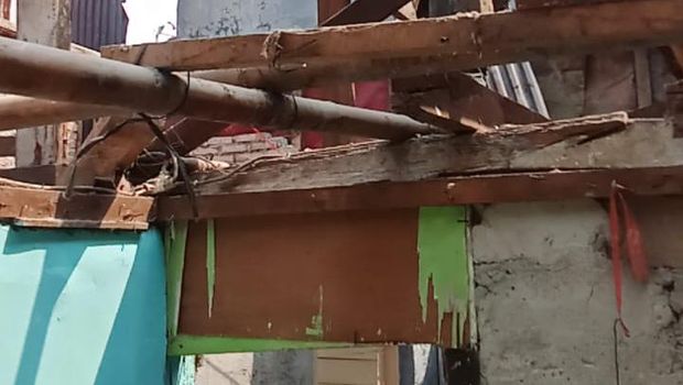 Kapolda Metro Jaya Irjen Karyoto meresmikan bedah rumah warga di Tebet, Jaksel.