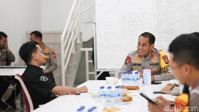 Kapolda Sulsel Irjen Andi Rian Ryacudu Djajadi dan Kepala Redaksi detikSulsel Noval Dhwinuari Antony. Dokumen Istimewa
