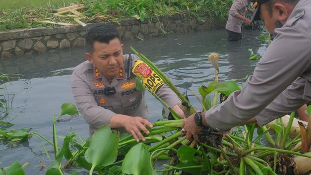 Kapolres Subang AKBP Ariek Indra Sentanu turun ke sungai bersihkan rumput liar-sampah