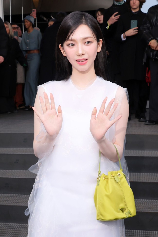 Karina aespa menjadi salah satu tamu spesial Prada FW24 Menswear show bersama sejumlah artis kenamaan. Seperti ketiga brand ambassador Prada, Troye Sivan, Win Metawin, dan Jake Gyllenhaal. Foto: dok. Instagram @karina_aespas_