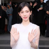 Karina aespa menjadi salah satu tamu spesial Prada FW24 Menswear show bersama sejumlah artis kenamaan. Seperti ketiga brand ambassador Prada, Troye Sivan, Win Metawin, dan Jake Gyllenhaal. Foto: dok. Instagram @karina_aespas_