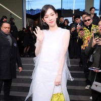 Visual grup aespa itu sukses membuktikan eksistensinya sebagai idol KPop generasi keempat. Saat terbang ke Milan, Karina aespa resmi menjadi idol KPop wanita generasi keempat yang pertama kali mencapai 10 juta followers di Instagram. Foto: dok. Instagram @karina_aespas_