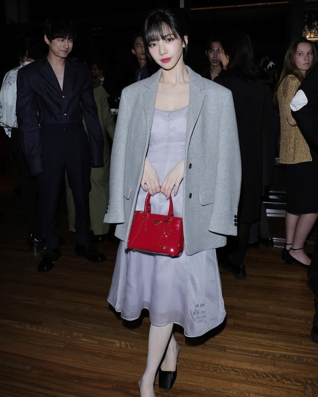 Pelantun ‘Drama’ itu kemudian berganti kostum saat menghadiri post-show dinner. Karina aespa mengenakan organza dress berwarna abu-abu seharga $4,800 (sekitar Rp 74,6 juta) yang dipadukan dengan cashmere jacket seharga $6,500 (Rp 101 juta). Penampilannya semakin standout dengan koleksi tas merah Galleria Patent Mini Bag seharga $4,100 (Rp 63,7 juta). Foto: dok. Instagram @karina_aespas_